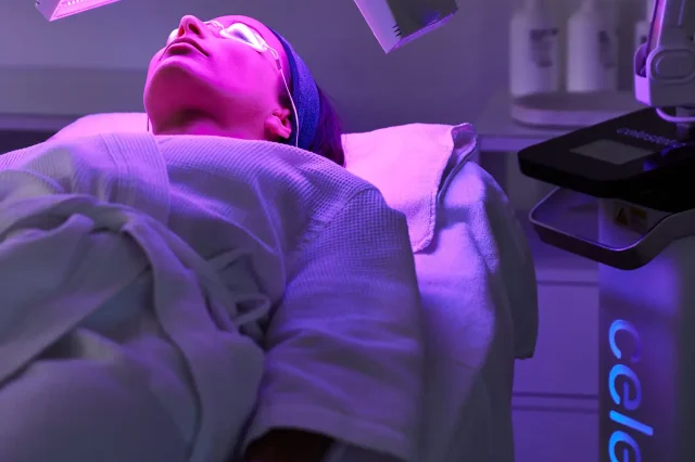 Bioled-2-ultraviolet Vrouw onder ultraviolet licht van bioled 2 apparaat