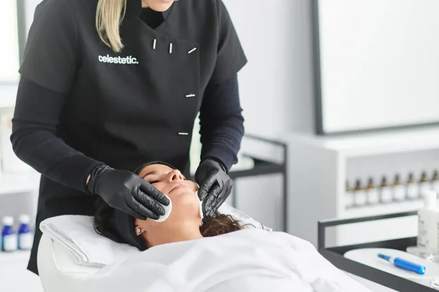 serum-applicatie Vrouw die een applicatie van serum krijgt op haar gezicht tijdens een behandeling